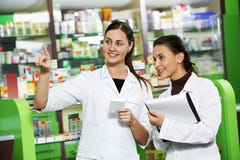 Donne del chimico della farmacia in farmacia immagini stock Donne del chimico della farmacia in farmacia immagini stock