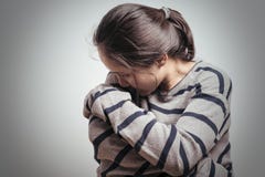 Donne depresse che si siedono nella stanza scura, sola, tristezza, concetto emozionale fotografie stock Donne depresse che si siedono nella stanza scura, sola, tristezza, concetto emozionale fotografie stock