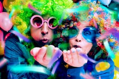 Donne ed uomini che celebrano al partito per la vigilia o il carnevale dei nuovi anni fotografie stock Donne ed uomini che celebrano al partito per la vigilia o il carnevale dei nuovi anni fotografie stock