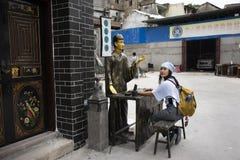 Donne tailandesi visita e posare per la foto della presa con la statua dell'indovino in piccolo vicolo a Shantou o Swatow in Guan fotografia stock libera da diritti Donne tailandesi visita e posare per la foto della presa con la statua dell'indovino in piccolo vicolo a Shantou o Swatow in Guan fotografia stock libera da diritti