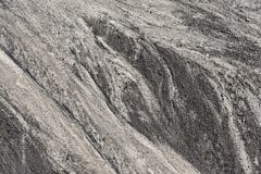 Donnez à l'érosion une consistance rugueuse du sol noir après le lavage l'à l'eau photographie stock Donnez à l'érosion une consistance rugueuse du sol noir après le lavage l'à l'eau photographie stock