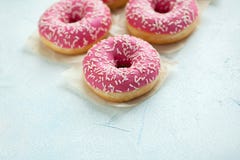 Donut Süßes Puderzuckerlebensmittel Bunter Snack des Nachtischs Festlichkeit vom köstlichen Gebäckfrühstück Bäckereikuchen Krapfe lizenzfreie stockfotos Donut Süßes Puderzuckerlebensmittel Bunter Snack des Nachtischs Festlichkeit vom köstlichen Gebäckfrühstück Bäckereikuchen Krapfe lizenzfreie stockfotos