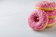 Donut Süßes Puderzuckerlebensmittel Bunter Snack des Nachtischs Festlichkeit vom köstlichen Gebäckfrühstück Bäckereikuchen Krapfe stockfotografie Donut Süßes Puderzuckerlebensmittel Bunter Snack des Nachtischs Festlichkeit vom köstlichen Gebäckfrühstück Bäckereikuchen Krapfe stockfotografie