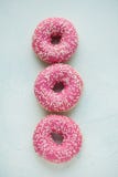 Donut Süßes Puderzuckerlebensmittel Bunter Snack des Nachtischs Glasiert besprüht Festlichkeit vom köstlichen Gebäckfrühstück Bäc stockfoto Donut Süßes Puderzuckerlebensmittel Bunter Snack des Nachtischs Glasiert besprüht Festlichkeit vom köstlichen Gebäckfrühstück Bäc stockfoto
