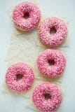 Donut Süßes Puderzuckerlebensmittel Bunter Snack des Nachtischs Glasiert besprüht Festlichkeit vom köstlichen Gebäckfrühstück Bäc stockfotos Donut Süßes Puderzuckerlebensmittel Bunter Snack des Nachtischs Glasiert besprüht Festlichkeit vom köstlichen Gebäckfrühstück Bäc stockfotos