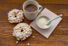 Donuts med marshmallowen royaltyfri bild Donuts med marshmallowen royaltyfri bild