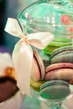 Donuts van verschillende die kleuren in een mooie schotel worden gestapeld royalty-vrije stock foto Donuts van verschillende die kleuren in een mooie schotel worden gestapeld royalty-vrije stock foto