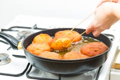 Donuts жаря в глубоком сале стоковое изображение Donuts жаря в глубоком сале стоковое изображение