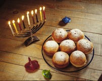 Donuts праздника Хануки, освещенные свечи и закручивая верхние части стоковое изображение Donuts праздника Хануки, освещенные свечи и закручивая верхние части стоковое изображение