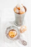 Donuts с напудренным сахаром на белой предпосылке стоковые фото Donuts с напудренным сахаром на белой предпосылке стоковые фото