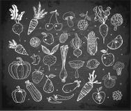 Doodle owoc i warzywo na blackboard tle Wektorowa nakreślenie ilustracja ilustracji Doodle owoc i warzywo na blackboard tle Wektorowa nakreślenie ilustracja ilustracji