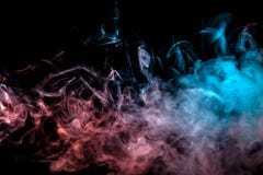 Doorzichtige rook die die tot de bovenkant toenemen, door licht op een donkere multi-colored achtergrond wordt verlicht: blauw, r stock illustratie Doorzichtige rook die die tot de bovenkant toenemen, door licht op een donkere multi-colored achtergrond wordt verlicht: blauw, r stock illustratie