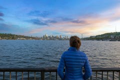 Dopatrywanie zmierzch Nad Seattle linią horyzontu obraz stock Dopatrywanie zmierzch Nad Seattle linią horyzontu obraz stock