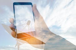 Doppelbelichtungs-Satellitenschüssel und Hand mit intelligentem Telefonsozialem lizenzfreie stockfotografie Doppelbelichtungs-Satellitenschüssel und Hand mit intelligentem Telefonsozialem lizenzfreie stockfotografie