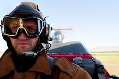 Doppeldecker im Flug stockbild Doppeldecker im Flug stockbild