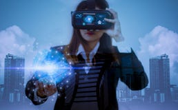 Doppelte Kopfhörer der Belichtungzukunft VR, Frauengeschäft in den Klagen unter Verwendung der Finger erfahren beste Technologie stockfotografie Doppelte Kopfhörer der Belichtungzukunft VR, Frauengeschäft in den Klagen unter Verwendung der Finger erfahren beste Technologie stockfotografie