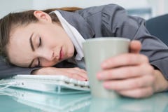 Dormido caido mujer en el escritorio fotografía de archivo Dormido caido mujer en el escritorio fotografía de archivo
