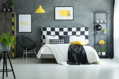 Dormitorio acogedor con el piso blanco brillante imagenes de archivo Dormitorio acogedor con el piso blanco brillante imagenes de archivo