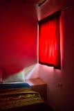 Dormitorio marroquí auténtico en riad tradicional con la luz roja imágenes de archivo libres de regalías Dormitorio marroquí auténtico en riad tradicional con la luz roja imágenes de archivo libres de regalías