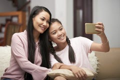 Dorosła kobieta z nastoletnią córką bierze selfie fotografia royalty free Dorosła kobieta z nastoletnią córką bierze selfie fotografia royalty free