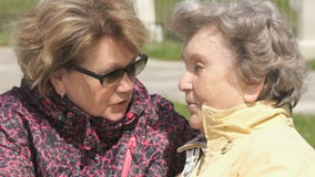 Dorosła córka koi starej matki podczas stresu zbiory Dorosła córka koi starej matki podczas stresu zbiory
