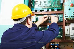 Dorosłego elektryka budowniczego inżyniera pracownika probiercze elektronika w przełącznikowej desce fotografia stock Dorosłego elektryka budowniczego inżyniera pracownika probiercze elektronika w przełącznikowej desce fotografia stock