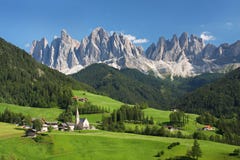 Dorp in de Europese Alpen royalty-vrije stock afbeeldingen Dorp in de Europese Alpen royalty-vrije stock afbeeldingen