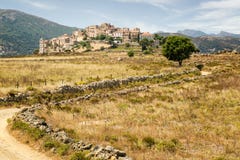 Dorp van Sant'Antonino in Balagne-gebied van Corsica royalty-vrije stock foto Dorp van Sant'Antonino in Balagne-gebied van Corsica royalty-vrije stock foto