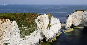 Dorset, Inglaterra - 4 de junho de 2018: Turistas que fotografam a vista fotos de stock Dorset, Inglaterra - 4 de junho de 2018: Turistas que fotografam a vista fotos de stock
