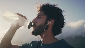 Dorstige mannelijke agent die het water van fles drinken stock footage Dorstige mannelijke agent die het water van fles drinken stock footage