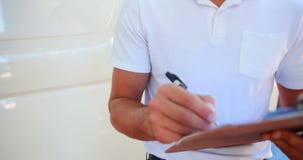 Doręczeniowego mężczyzna writing na schowku zbiory wideo Doręczeniowego mężczyzna writing na schowku zbiory wideo