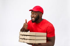 Doręczeniowy pojęcie - portret Szczęśliwego amerykanin afrykańskiego pochodzenia doręczeniowy mężczyzna trzyma pizzy pudełka paku fotografia stock Doręczeniowy pojęcie - portret Szczęśliwego amerykanin afrykańskiego pochodzenia doręczeniowy mężczyzna trzyma pizzy pudełka paku fotografia stock