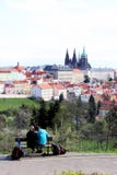 Dos amantes y Praga fotografía de archivo libre de regalías Dos amantes y Praga fotografía de archivo libre de regalías