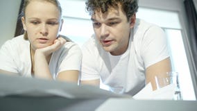 Dos arquitectos jovenes que trabajan difícilmente con planes almacen de video Dos arquitectos jovenes que trabajan difícilmente con planes almacen de video