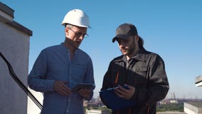 Dos arquitectos o ingenieros de sexo masculino jovenes almacen de video Dos arquitectos o ingenieros de sexo masculino jovenes almacen de video