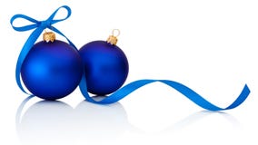 Dos bolas azules de la Navidad con el arco de la cinta aislado en el backg blanco Foto de archivo Dos bolas azules de la Navidad con el arco de la cinta aislado en el backg blanco Foto de archivo