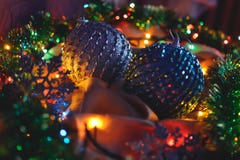Dos bolas azules y color platas, decoraciones de la Navidad en las luces de una guirnalda fotos de archivo Dos bolas azules y color platas, decoraciones de la Navidad en las luces de una guirnalda fotos de archivo
