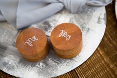 Dos cajas de madera redondas para los anillos de bodas fotos de archivo libres de regalías Dos cajas de madera redondas para los anillos de bodas fotos de archivo libres de regalías