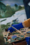 dos cepillos en las manos del artista fotografía de archivo libre de regalías dos cepillos en las manos del artista fotografía de archivo libre de regalías