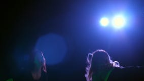 Dos figuras, atléticas, mujeres que hacen fuerza ejercitan con las placas pesadas, en la noche, en humo ligero, niebla, en luz metrajes Dos figuras, atléticas, mujeres que hacen fuerza ejercitan con las placas pesadas, en la noche, en humo ligero, niebla, en luz metrajes