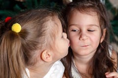 Dos hermanas lindas de la misma mentira de la edad al lado del árbol del Año Nuevo uno fotografía de archivo Dos hermanas lindas de la misma mentira de la edad al lado del árbol del Año Nuevo uno fotografía de archivo