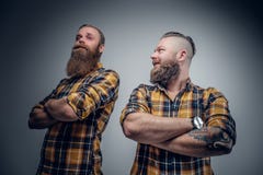 Dos Hombres Barbudos Divertidos Se Vistieron En Una Camisa De Tela Escocesa Que Presentaba En Vagos Grises Foto de archivo - Imagen de hipster, manera: 110958724