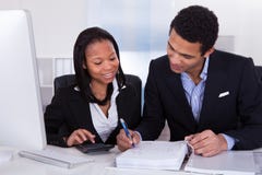 Dos hombres de negocios que hacen el trabajo de las finanzas imagen de archivo libre de regalías Dos hombres de negocios que hacen el trabajo de las finanzas imagen de archivo libre de regalías