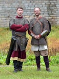 Dos hombres en armadura medieval fotografía de archivo Dos hombres en armadura medieval fotografía de archivo