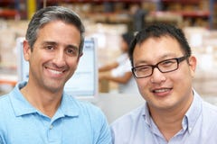 Dos hombres en la terminal en la distribución Warehouse fotografía de archivo libre de regalías Dos hombres en la terminal en la distribución Warehouse fotografía de archivo libre de regalías