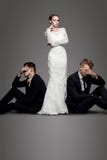 Dos hombres hermosos y novia hermosa, estudio Fotos de archivo libres de regalías Dos hombres hermosos y novia hermosa, estudio Fotos de archivo libres de regalías