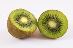 Dos mitades del kiwi en un fondo ligero fotografía de archivo Dos mitades del kiwi en un fondo ligero fotografía de archivo