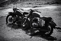Dos motocicletas viejas Foto de archivo libre de regalías Dos motocicletas viejas Foto de archivo libre de regalías