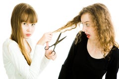 Dos muchachas con los pelos rubios y las tijeras, uno que va a cortar los pelos para hacer un mejor corte de pelo, con los pelos imagen de archivo libre de regalías Dos muchachas con los pelos rubios y las tijeras, uno que va a cortar los pelos para hacer un mejor corte de pelo, con los pelos imagen de archivo libre de regalías
