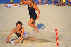 Dos muchachas en el final de la raza de la playa imágenes de archivo libres de regalías Dos muchachas en el final de la raza de la playa imágenes de archivo libres de regalías